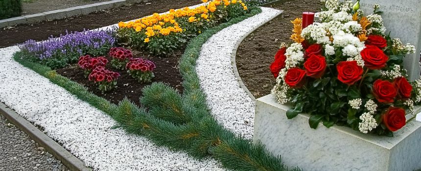 Клумба с цветами на могиле