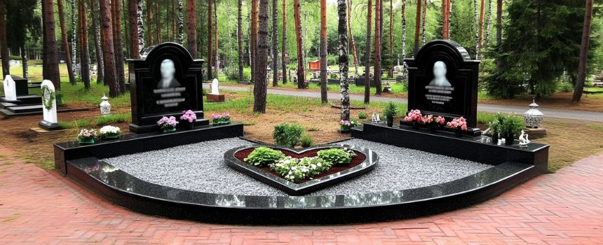 Красиво оформленный парный памятник